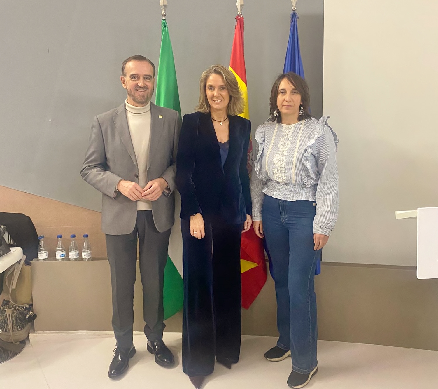 Raquel González (a la derecha) junto al presidente de Psicólogos, José Tenorio y la Secretaria General de Calidad y Planificaciòn Asistencial de la Consejería de Salud, Silvia Maraver